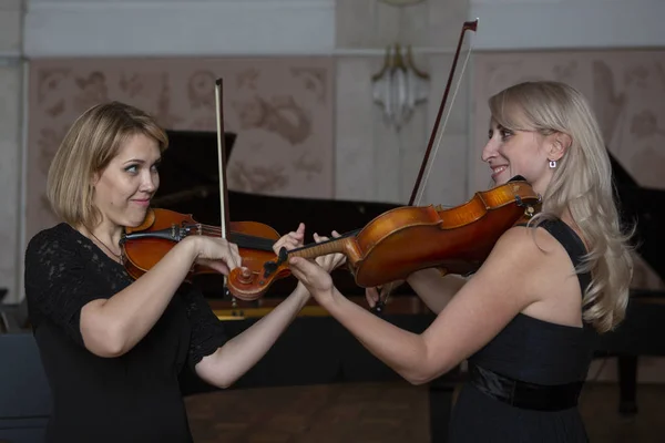 Två Vackra Kvinnliga Violinister Spelar Violin Närbild Porträtt — Stockfoto