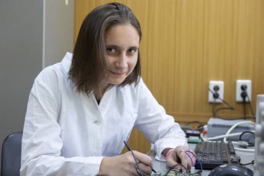 Laboratuvar Sorumlusu örnekleri yakın çekim portre analiz etmek için özel bir cihaz üzerinde elde edilen veriler inceler
