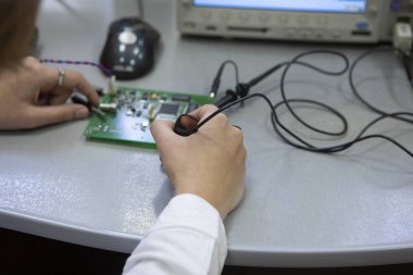 Labaratuar donanımları bilimsel deneyler için. Endüstriyel arka plan. Yakın çekim