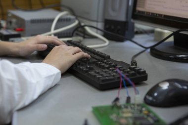 Labaratuar donanımları bilimsel deneyler için. Endüstriyel arka plan. Yakın çekim