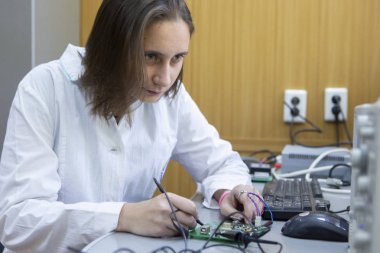 Laboratuvar Sorumlusu örnekleri yakın çekim portre analiz etmek için özel bir cihaz üzerinde elde edilen veriler inceler