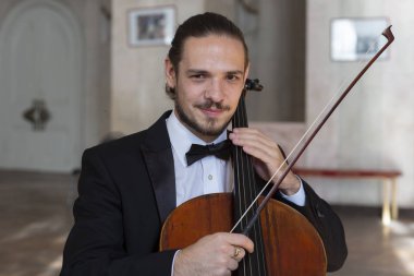 Çello tür portre oynayan genç çellist