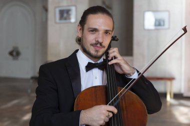 Çello tür portre oynayan genç çellist