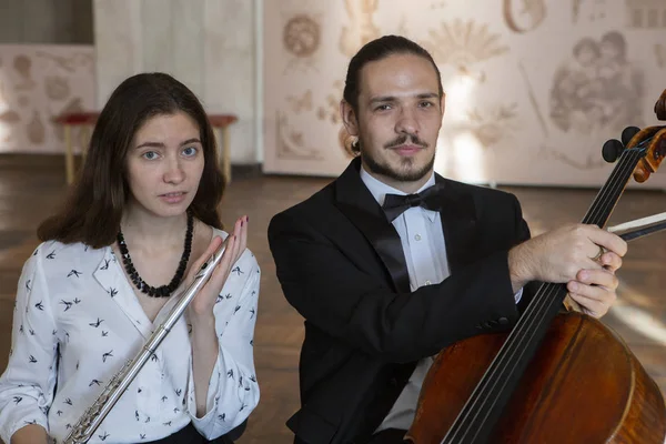 Duo Klassisk Musiker Cello Och Flöjt Genre Porträtt — Stockfoto