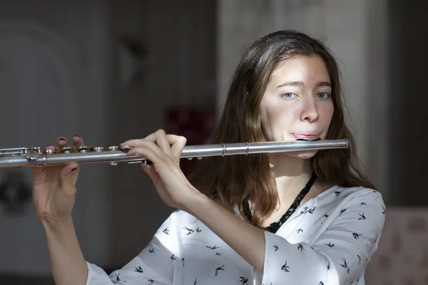 Krásná Žena Pózuje Při Hraní Flétnu Žánr Portrét Mladé Krásné — Stock fotografie