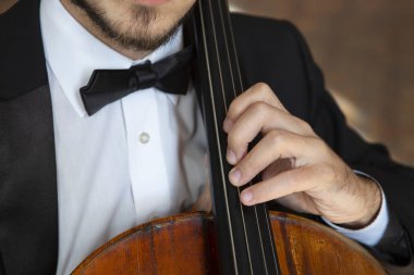 Çello çellist eli yakın Orkestrası Aletleri yakın çekim yukarı oynar