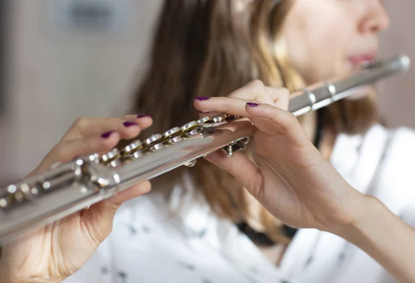 Konser sırasında kızın elinde bir flüt flüt çalarken poz güzel bir kadın. Genç güzel girlr yakın çekim tür portresi