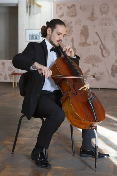 Ung Man Spela Cello Porträtt Cellisten Närbild — Stockfoto
