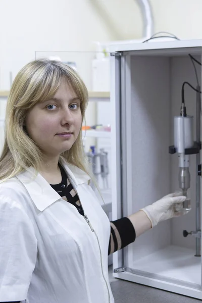 Kvinnliga Laboratorium Forskare Att Undersöka Urval Provrör Närbild — Stockfoto