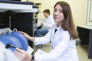 Kadın araştırma bilim adamı Micropipette dolum Test tüpleri büyük bir Modern laboratuvar olarak kullanır. Arka plan bilim adamları çalışıyoruz.