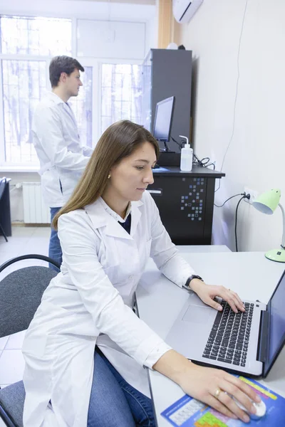 Female Research Scientist Utiliza Tubos Prueba Llenado Micropipetas Gran Laboratorio — Foto de Stock