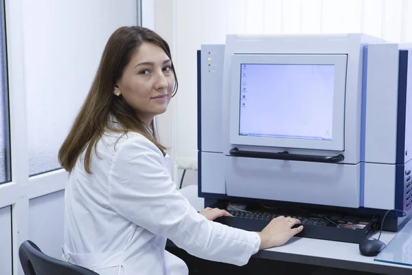 Female Scientist Looking Computer Screen Lab Portrait — Stock Photo, Image