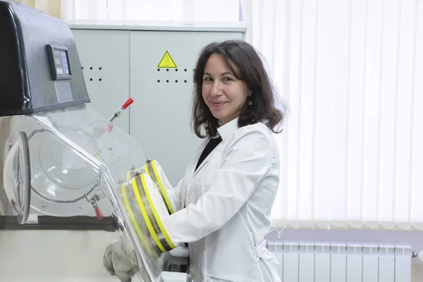 Kadın Laboratuvar Bilim Adamı Tüp Yakın Çekim Örneğinde Incelenmesi — Stok fotoğraf