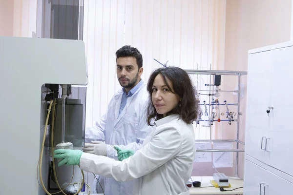 Female Research Scientist Utiliza Tubos Prueba Llenado Micropipetas Gran Laboratorio — Foto de Stock