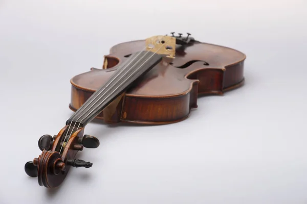Violino Close Isolado Sobre Fundo Branco Limitada Profundidade Campo — Fotografia de Stock