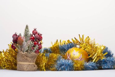 Yılbaşı ağacı süsleri orada Noel düzenlenmesi metni için bir yer.