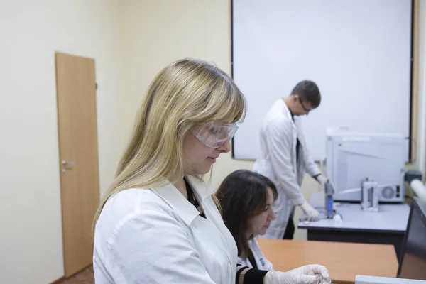 Kvinnliga Laboratorium Forskare Att Undersöka Urval Provrör Närbild — Stockfoto