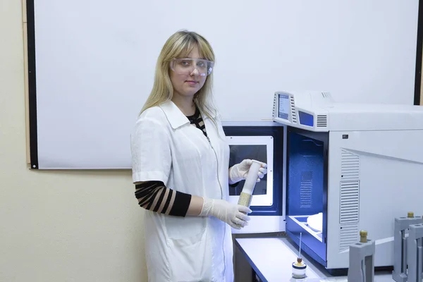 Científico Del Laboratorio Femenino Examinando Muestra Primer Plano Del Tubo — Foto de Stock