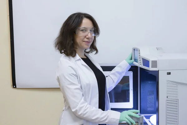 Científico Del Laboratorio Femenino Examinando Muestra Primer Plano Del Tubo — Foto de Stock