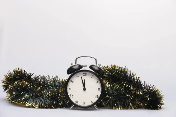 Old Alarm Clock Set Five Twelve Christmas Fir Twigs Snow — Stock Photo, Image