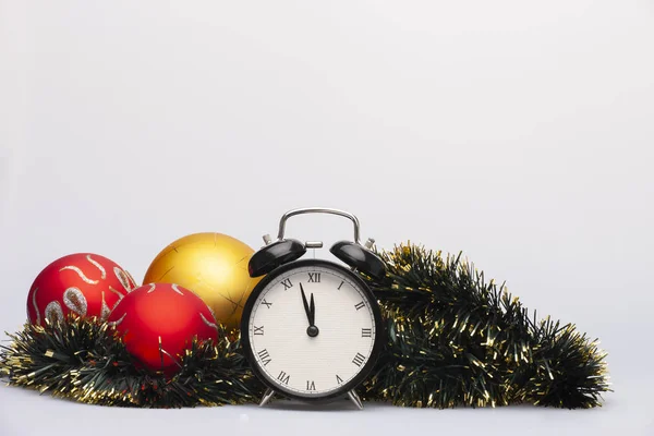 Old Alarm Clock Set Five Twelve Christmas Fir Twigs Snow — Stock Photo, Image
