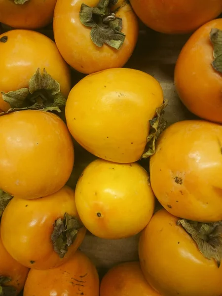 Persimmons Maduros Frescos Colocados Mesa Mercado Frutas Caqui Orgânicas Pilha — Fotografia de Stock