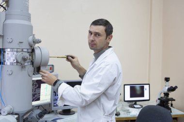 laboratuarda çalışan bir bilim adamı. Başıma portre yapılan molekül ekran görüntüsü