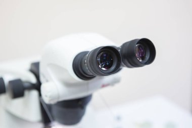 Sınırlı alan derinliği laboratuarda çalışan bilim adamı