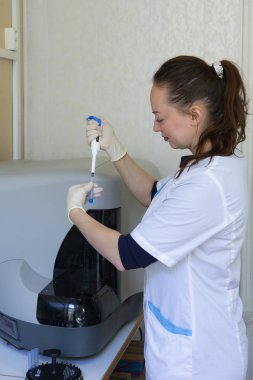 Sınırlı alan dikey derinliği laboratuarda çalışan bilim adamı