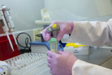 laboratuarda yakın çekim Limited derinlik-in tarla çalışan bilim adamı