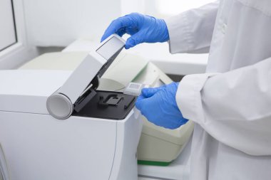 laboratuarda yakın çekim Limited derinlik-in tarla çalışan bilim adamı