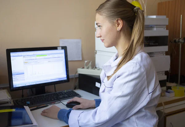 Forskare Som Arbetar Laboratoriet Begränsat Skärpedjup — Stockfoto