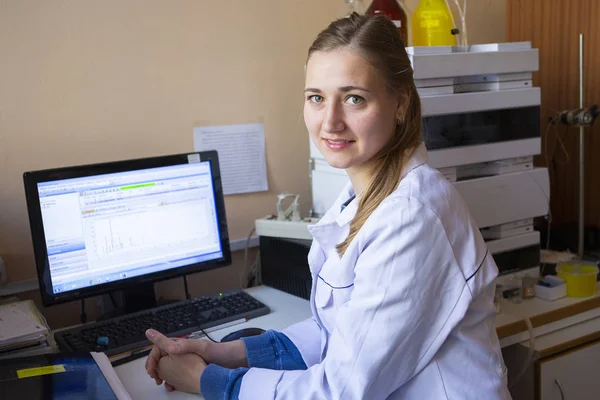 Ung Forskare Fungerar Moderna Biologiska Lab Unga Kvinnliga Forskare Utarbeta — Stockfoto