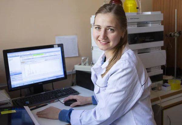 Científica Joven Trabaja Laboratorio Biológico Moderno Científica Investigadora Joven Preparando — Foto de Stock