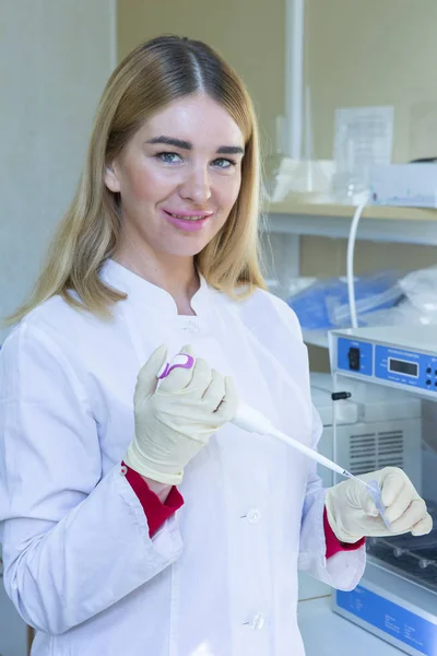 Científica Joven Trabaja Laboratorio Biológico Moderno Científica Investigadora Joven Preparando — Foto de Stock