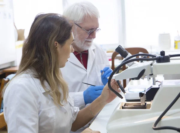 Yaşam Bilimi Laboratuvarında Çalışan Sağlık Araştırmacıları Araştırma Laboratuarında Mikroskop Hazırlayan — Stok fotoğraf