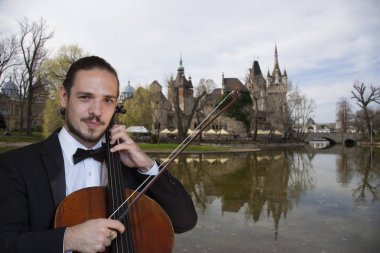 Çello tür portre oynayan genç çellist