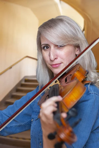 Vacker Blond Flicka Svart Klänning Med Röda Läppar Spelar Violin — Stockfoto