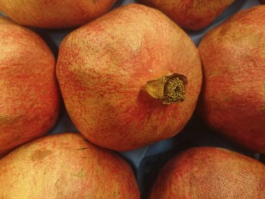 Mağaza raf yakın çekim karton kutular içinde nar