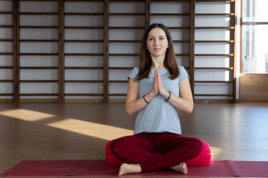 Gevşeme ve Meditasyon meditasyon sırasında lotus pozisyonunda genç kadın.