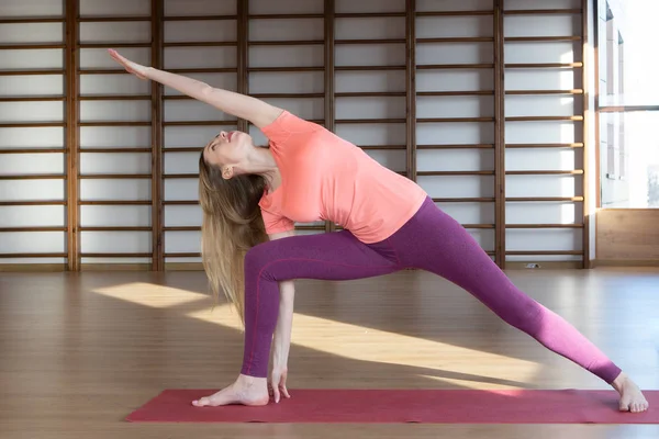 Foto Cantik Wanita Muda Berdiri Jembatan Latihan Sambil Berlatih Yoga — Stok Foto