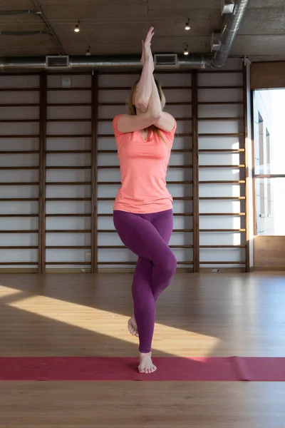 Foto Cantik Wanita Muda Berdiri Jembatan Latihan Sambil Berlatih Yoga — Stok Foto