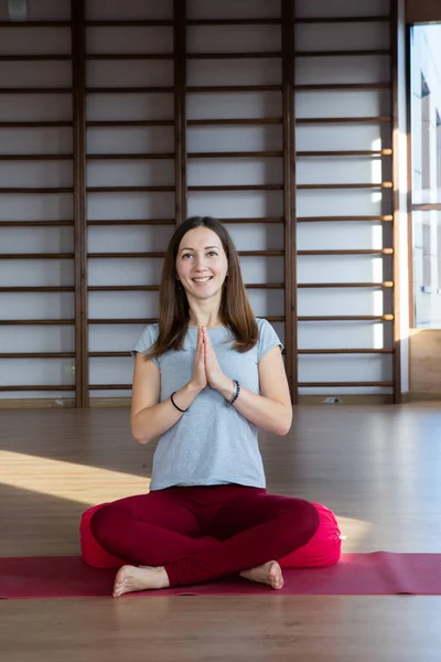 Mujer Joven Posición Loto Mientras Medita Relajación Meditación — Foto de Stock