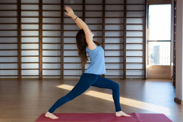 Hermosa Mujer Practicando Yoga Interiores Relajación Meditación — Foto de Stock