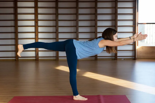 Wanita Cantik Berlatih Yoga Dalam Ruangan Relaksasi Dan Meditasi — Stok Foto