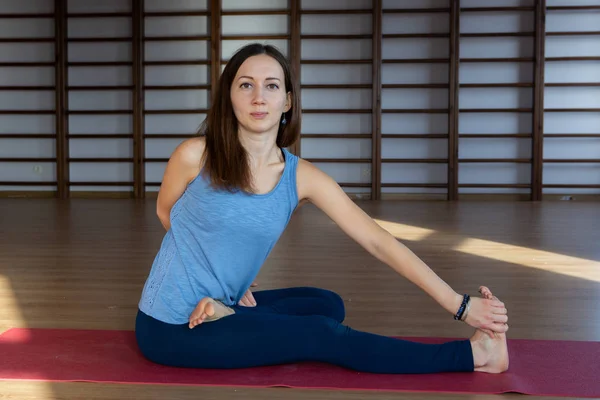 Bella Donna Che Pratica Yoga Chiuso Relax Meditazione — Foto Stock