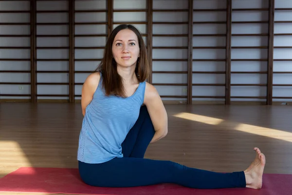 Bella Donna Che Pratica Yoga Chiuso Relax Meditazione — Foto Stock