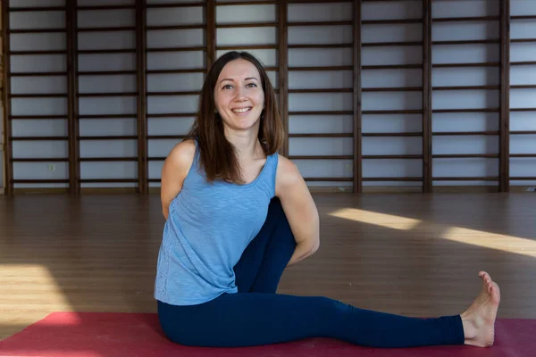 Bella Donna Che Pratica Yoga Chiuso Relax Meditazione — Foto Stock