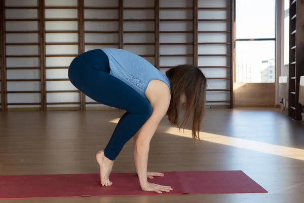 Vacker Kvinna Utövar Yoga Inomhus Avslappning Och Meditation — Stockfoto