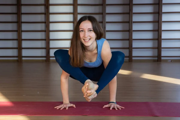 Gevşeme Meditasyon Pratik Yoga Kapalı Güzel Kadın — Stok fotoğraf